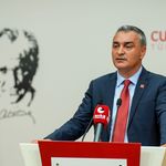 CHP Sözcüsü Sarı'dan Kayseri'de Atatürk posterindeki "altı okun" kesilmesine tepki...
